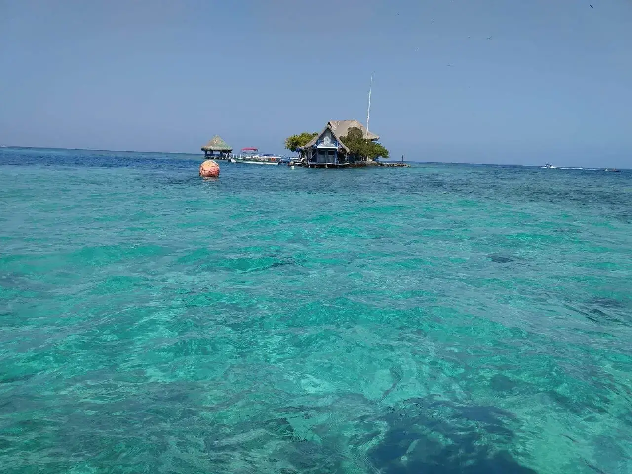Grupo em passeio de catamarã na Colômbia