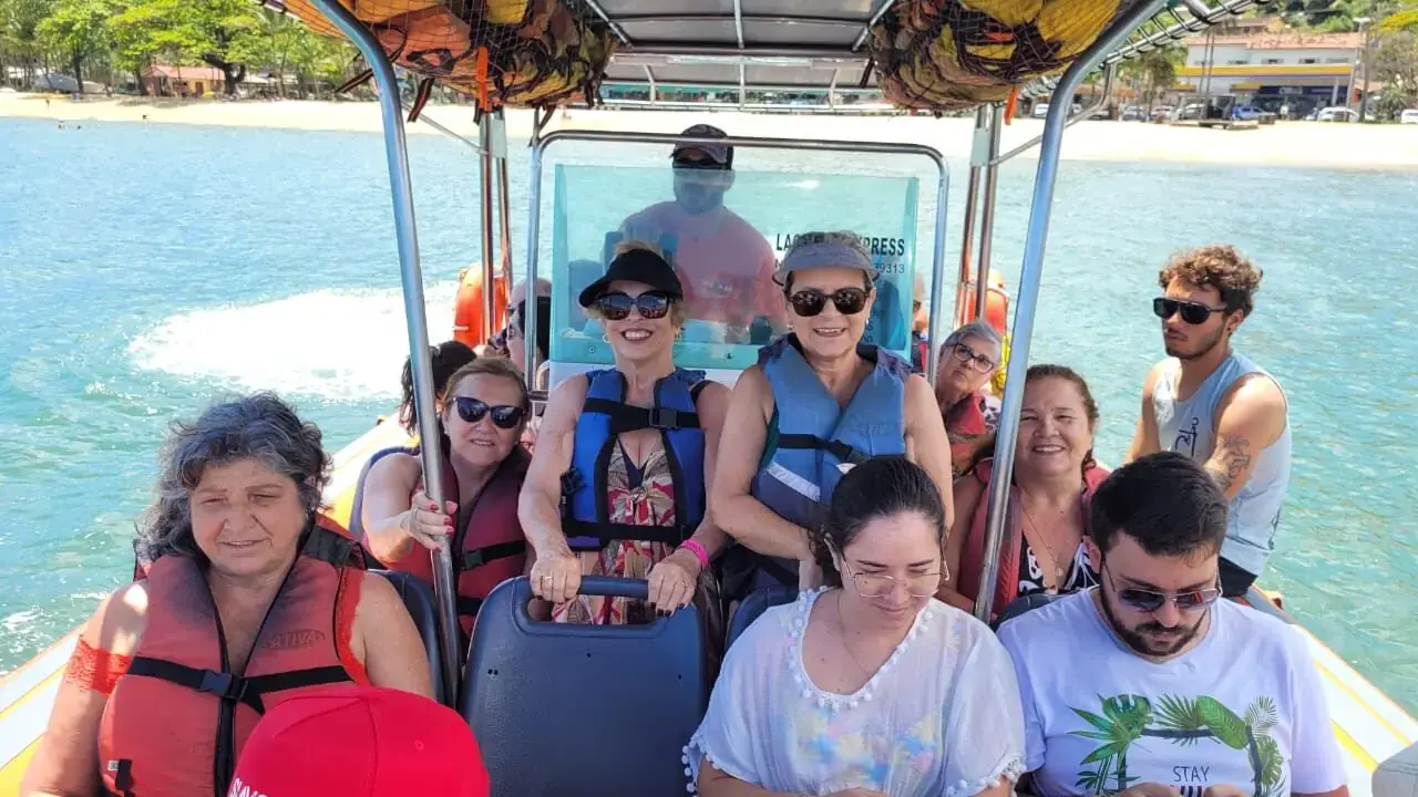 Grupo em passeio de barco